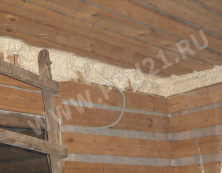 Прочная и надежная изоляция щелей в деревянном доме напылением ППУ